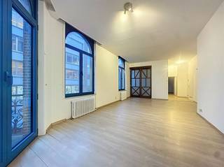 <p><span>Opbrengsteigendom te koop met uniek zicht op t water Sint-Pietersvliet, Antwerpen</span></p><p><span>Gelegen op een toplocatie in hartje Antwerpen, aan de Sint-Pietersvliet, vind je dit interessante opbrengsteigendom met uitzonderlijk open zicht tot aan het water. Dankzij de hoekligging geniet je hier van een ruimtelijk gevoel en overvloed aan natuurlijk licht iets wat in de stad absoluut niet vanzelfsprekend is!</span></p><p><span>Het gebouw bestaat uit:</span></p><ul><li><span>2 commerciële gelijkvloerse units</span><span>, elk met een private kelder aansluitend aan het pand en bereikbaar via een interne trap </span></li><li><span>Op </span><span>verdieping 1, 2 en 3</span><span> telkens een </span><span>studio én een appartement met 2 slaapkamers</span><span> allemaal met een efficiënte indeling en potentieel tot mooie huurinkomsten.</span></li></ul><p><span>De mix van commerciële en residentiële units zorgt voor een </span><span>gediversifieerde inkomstenstroom</span><span> en dus een </span><span>interessant en stabiel rendement</span><span>. Met wat (beperkte) opfrissingswerken til je het geheel makkelijk naar een hoger niveau.</span></p><p><span>Troef</span><span>: de ligging! Op wandelafstand van het Eilandje, Park Spoor Noord en alle hotspots van Antwerpen. Vlot bereikbaar én met het zalig uitzicht op het water als kers op de taart.</span></p><p><span>Geïnteresseerd? Contacteer ons snel voor meer info of een bezoek ter plaatse!</span></p><p><span>Bestuursmaatregelen in het maatregelenregister: nee</span></p>