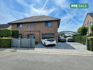 Bent u op zoek naar een uitstekend onderhouden villa op een rustige en residentiële toplocatie in Moerzeke / Hamme? Dan is deze perfect afgewerkte en smaakvol ingerichte woning absoluut een bezoek waard.<br /><br />Dit huis wordt aangeboden via de Pre-sale formule. Op zaterdag 12/09/2026 tussen 10:00u en 13:00u kan u de woning op afspraak komen bezichtigen. De vermelde prijs is een instelprijs. Voor meer info, gelieve contact op te nemen met de dossierverantwoordelijke.<br /><br />Deze ruime villa is gelegen in de Edouard Passtraat, een rustige doodlopende straat aan de rand van de dorpskern. De ideale uitvalsbasis voor wie houdt van wandelen en fietsen in het prachtige Scheldeland.<br /><br />De woning werd gebouwd in 2004, afgewerkt met kwaliteitsvolle materialen en doorheen de jaren met de grootste zorg onderhouden. Dankzij de vele extra voorzieningen geniet u hier van een hoog wooncomfort, gecombineerd met ruimte, privacy en een aangename woonomgeving.<br /><br />Gelijkvloers<br /><br />Via de ruime inkomhal met vide, vestiairekast en gastentoilet betreedt u de woning. De lichtrijke en ruim bemeten leefruimte vormt een aangename plek om te ontspannen en biedt een mooi uitzicht op de tuin. De gezellige gashaard zorgt voor extra sfeer; de warmtepomp zorgt het hele jaar door voor een aangenaam binnenklimaat.<br /><br />De open keuken beschikt over een gaskookvuur, warmeluchtoven, microgolfoven, stoomoven en vaatwasser. De aanpalende garage biedt plaats aan de US-koelkast, de recente cv-ketel en de wasmachine.<br /><br />De woning telt 3 volwaardige slaapkamers. De hoofdslaapkamer beschikt over een ingerichte dressing en een warmtepomp (tijdelijk afgekoppeld).<br /><br />De ruime en stijlvol ingerichte badkamer is voorzien van een ligbad, een inloopdouche, dubbele lavabo en nachttoilet.<br /><br />De vide zorgt voor een aangenaam gevoel van ruimte en licht. Met een vlizotrap bereikt u de ruime bergzolder.<br /><br />Ook buiten werd aandacht besteed aan comfort, privacy en sfeer. De voortuin en dubbele oprit zijn afgesloten met elektrische poorten en uitgerust met een videofoon. Naast de woning bevindt zich bovendien een dubbele carport.<br /><br />De achtertuin is smaakvol aangelegd en nodigt uit om volop van het buitenleven te genieten. Meerdere gezellige terrassen, een aantrekkelijke waterpartij en strategisch geplaatste beplanting creëren verschillende aangename private hoekjes.<br /><br />Extra troeven<br />HUE-spraakgestuurde domotica<br />Videofoon<br />Inbraakalarm en camera's<br />Zonnepanelen<br />2 warmtepompen<br />Regenwatergebruik<br /><br />Beschikbaar vanaf 1/1/27<br /><br /><br /><br />Bestuursmaatregelen in het maatregelenregister: nee