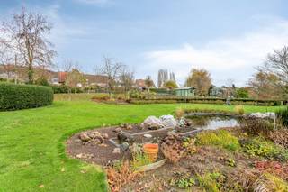 In de Steenveldstraat te Ronse, op wandelafstand van het Hotondbos en fietsafstand van het centrum, vinden we deze ruime laagbouwvilla terug. INDELING Inkomhal met toilet - eetkamer - keuken - wintertuin - leefruimte - veranda - inpandige garage - berging - slaapkamer 1 - slaapkamer 2 - badkamer - slaapkamer 3 met douche - wasplaats Extra: - kelder - zolder - carport - pergola en tuinhuisAlgemene info: - zonnepanelen met thuisbatterij aanwezig - 20.000 l regenwater - verwarming op gas + speksteenkachel - meerdere terrassen rondom de woning