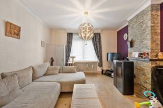 - Emplacement idéal : 14 Rue des Quatre Rois à Messines- Salle à manger et coin salon avec un poêle à granulés confortable- Chauffage central au gaz...