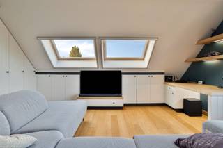 <p>Instapklaar appartement met <strong>2 slaapkamers </strong>en <strong>schitterend terras </strong>gelegen te Schoten.</p><p>Dit lichtrijke dakappartement heeft een bewoonbare oppervlakte van 107 m².  Bij het betreden van het appartement kom je in de inkomhal, voorzien van een apart toilet en met toegang tot de verschillende ruimtes. De aangename leefruimte geniet van veel natuurlijke lichtinval en ingemaakte kasten. Aansluitend aan de leefruimte treffen we de halfopen keuken, die beschikt over een dubbele lavabo, oven en combi-oven, vaatwasmachine, keramische kookplaat en voldoende kastruimte. De volledig uitgeruste badkamer is voorzien van bad, regendouche, lavabo en toilet. Verder beschikt het appartement over een handige berging met aansluiting wasmachine/droogkast. De twee volwaardige slaapkamers zijn beide voorzien van ingemaakte kasten en veel lichtinval. De kleinste slaapkamer biedt rechtstreeks toegang tot het riante terras aan de achterzijde van het appartement. Dankzij de gunstige oriëntatie is dit de ideale plek om tijdens de zonnige maanden heerlijk te genieten en te ontspannen.</p><p>Als extra is er een ruime kelderberging en beschikt het appartement achteraan over een praktische garagebox (licht / elektriciteit voorzien), inbegrepen in de vraagprijs.</p><p><strong>Extra troeven: </strong><br />- EPC: 143 kWh/m² (B-score → GEEN renovatieverplichting) <br />- Private kelderberging<br />- Overal elektrische rolluiken<br />- Centrale ligging op wandelafstand van winkels, horeca en openbaar vervoer<br />- Woongebied, verdere stedenbouwkundige informatie in aanvraag. <br />- Maatregelenregister in aanvraag</p><p>Voor meer info ga naar www.coenenvastgoed.be of bel 03/375.82.92</p>