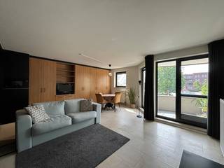 Dit energiezuinig 1 slaapkamer appartement met onderliggend praktijk- of kantoorruimte in centrum Lommel bevindt zich op een toplocatie aan het Michiel Jansplein, in het hart van Lommel. Alle benodigde voorzieningen zijn binnen handbereik: winkels, openbaar vervoer, eetgelegenheden en scholen. Het appartement en de omliggende gemeenten zijn uitstekend bereikbaar dankzij de nabijheid van de N71, N712 en N746.<br /><br />Omschrijving appartement (Michiel Jansplein 40E):<br />Het appartement bevindt zich op de eerste verdieping en is bereikbaar via de trap of de lift. Bij binnenkomst via de inkomhal betreedt u de ruime, lichte woonkamer. Aangrenzend bevindt zich de volledig uitgeruste keuken. Vanuit de woonkamer heeft u toegang tot het balkon aan de voorzijde. Het appartement beschikt verder over een badkamer met inloopdouche, toilet en wastafel met kolomkast. Vanuit de ruime slaapkamer heeft u toegang tot een tweede achterliggend terras.<br /><br />Het appartement is momenteel verhuurd.<br /><br />Omschrijving praktijk- of kantoorruimte (Michiel Jansplein 40):<br />Bij binnenkomst betreedt u de wachtkamer, die is uitgerust met op maat gemaakte kasten. In de wachtkamer zijn tevens wc's voor de wachtende klanten. Het kantoor zelf beschikt over vier bureaus (van 24m², 21m², 19m² en 13m²), een keuken, een balie, een archief en een vergaderruimte. <br />De ruimte is geschikt voor meerdere doeleinden (kinepraktijk, tandarts, dokterpraktijk, ..).<br /><br /><br />Opgelet:<br />- INDIEN VERKOOP IN AANDELEN (geen registratierechten van toepassing): €295.000,00<br />- INDIEN VERKOOP ONDER REGISTRATIERECHTEN: €660.000,00<br /><br />Extra troeven:<br />- Het appartement en de kantoorruimte beschikken samen over drie ondergrondse parkeerplaatsen (waarvan twee momenteel als opslagruimte worden gebruikt) en twee kelderbergingen.<br />- Volledig asbestveilig<br />- Zeer energiezuinig (appartement: label A en kantoorruimte: label B)<br />- Appartement recent gerenoveerd (2022)<br />- Voldoende parkeergelegenheid voor de deur<br /><br />Voor meer info of een bezoek contacteer ons via info@vastengoed.be of via 014/72 73 74.<br /><br />Wenst u een gratis schatting van uw eigendom? Contacteer ons via 014/72 73 74.