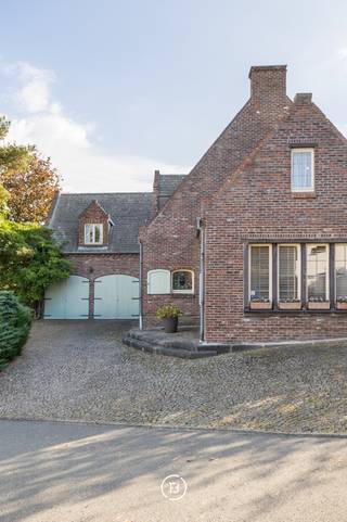 Verscholen in een rustige, doodlopende straat in Veltem-Beisem bevindt zich deze authentieke villa, waar karaktervolle architectuur en royale leefruimtes samenkomen. Met 254 m² bewoonbare oppervlakte op een perceel van 881 m² biedt deze woning een bijzonder aangename woonbeleving, op korte afstand van Leuven en met een vlotte verbinding naar de omliggende steden.<br /><br />Bij het binnenkomen wordt u verwelkomd door een warme, authentieke sfeer. De karaktervolle trap, de open haard en de elegante luster geven de leefruimte een tijdloze uitstraling. Vanuit de leefruimte bereikt u de volwaardige kelder, die bijkomende ruimte en praktische mogelijkheden biedt. Naast de keuken biedt een polyvalente ruimte tal van mogelijkheden, van speelkamer tot hobbyruimte. Een afzonderlijk bureau vervolledigt het gelijkvloers.<br /><br />De zuidgerichte tuin vormt een natuurlijke verlenging van de leefruimtes. Omringd door groen en beplanting geniet u hier van privacy en zonlicht doorheen de dag.<br /><br />Op de eerste verdieping bevindt zich een open overloop die uitkijkt over de leefruimte en zo een bijzonder gevoel van ruimte en verbondenheid creëert. Verder bevinden zich hier drie slaapkamers, waaronder de master bedroom met ensuite badkamer, aangevuld met een aparte douchekamer. Ook praktisch comfort ontbreekt niet: een ruime garage met plaats voor twee wagens en een volwaardige zolder bieden extra mogelijkheden.<br /><br />Een villa met een uitgesproken eigen karakter, omgeven door groen en gelegen op een plek waar rust en bereikbaarheid harmonieus samenkomen.