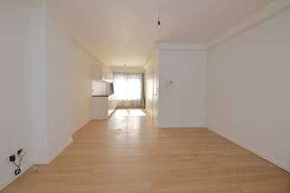 Gezellig gelijkvloers appartement met zicht op de Dijle.<br />Gelegen op wandelafstand van het centrum van Mechelen en dichtbij Station Nekkerspoel en fietsostrade (600m)<br /><br />Indeling: leefruimte , open keuken , badkamer en 1 slaapkamer, aangenaam terras, tuin.<br /><br />Het appartement is net gerenoveerd en geschilderd.<br /><br />Gunstig EPC- B attest<br /><br />Vaste kosten 25€/maand, beschikbaar vanaf 1/04/2026<br /><br />Voor meer info of een bezoek via info@immovos.be of 0492/63.58.05<br /><br />
