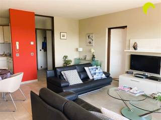 <p><span>Op een rustige locatie in Edegem, omgeven door groen, bieden wij u dit energiezuinig appartement (89m²) aan met 3 slaapkamers en een ondergrondse autostaanplaats. </span></p><p><span>Het appartementsgebouw dat werd gebouwd in 1978 is gelegen aan de Romeinse Put. In de directe omgeving kan u mooie wandelingen maken, vindt u openbaar vervoer, winkels en scholen.</span></p><p><span>Vanuit de leefruimte kijkt u uit op groen. </span></p><p><span> </span></p><p><span>Het appartement beschikt over dubbele beglazing met houten schrijnwerk. De individuele centrale verwarming verloopt op gas en de brander werd recent vernieuwd.</span></p><p><span>De elektriciteit is niet conform aan de voorschriften van het AREI. Enkele vernieuwingswerken zijn aan de orde.</span></p><p><span>De liften in het gebouw werden reeds aangepast aan de huidige normen, alsook is het dak reeds voorzien van isolatie. </span></p><p><span> </span></p><p><span>Indeling:</span></p><p><span> </span></p><p><span>We betreden het appartement in de centrale inkomhal. Hier vinden we een gastentoilet met handenwasser.</span></p><p><span>Lopen we verder door komen we in de lichte leefruimte. Vanuit de leefruimte bereikt u het ruime terras waar het heerlijk vertoeven is in de zomer.</span></p><p><span>De ingerichte keuken is voorzien van basis comfort. Aansluitend aan de leefruimte vinden we een eerste slaapkamer/bureau.</span></p><p><span> </span></p><p><span>Vanuit de nachthal bereiken we de slaapkamers en de badkamer met douche en toilet. Tevens is er een badkamermeubel voorzien.</span></p><p><span>Tevens is er in de nachthal een gastentoilet en extra berging voorzien waar u wasmachines kan plaatsen.</span></p><p><span> </span></p><p><span>Het domein beschikt over een gemeenschappelijke tuin die onderhouden wordt. Op het domein is er een tennis terrein dat toegankelijk is voor alle eigenaars.</span></p><p><span>De vaste maandelijkse kosten bedragen circa 240 euro/maand (syndicus, onderhoud liften, onderhoud gemene delen, onderhoud tuin, water, minuterie, opbouwen reservefonds).</span></p><p><span> </span></p><p><span>Het appartement is op heden verhuurd. De huurovereenkomst dient gerespecteerd te worden. </span></p><p><span> </span></p><p><span>Graag om ik voor u de troeven van dit appartement nog even op:</span></p><p><span> </span></p><ul><li><span>Licht appartement met ruim terras en mooi groen zicht</span></li><li><span>Logische indeling van het appartement: inkomhal met gastentoilet, lichte leefruimte, 2 a 3 slaapkamers, ingerichte keuken en badkamer.</span></li><li><span>Individuele cv op gas (nieuwe brander 2021 - Buderus)</span></li><li><span>Overal dubbele beglazing met houten schrijnwerk</span></li><li><span>Inclusief ondergrondse autostaanplaats + gemeenschappelijke fietsenstalling.</span></li></ul><p><span> </span></p><p><span>EPC: 109 kWh/m² (B-label)</span></p><p><span>STEDENBOUW OP AANVRAAG</span></p><p><span>P-score:A G-score:A</span></p><p><span> </span></p><p><span>Voor meer info of een bezoek ter plaatse, bel ons op 03-449 42 41 of mail ons via hallo@habicom.be.</span></p><p><span>De waarde van uw eigendom kennen? Maak een vrijblijvende afspraak met onze habicom-expert in uw buurt.</span></p><p><span> </span></p>