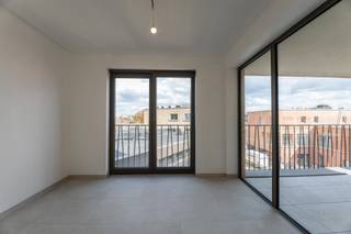 Op zoek naar een zorgeloze vastgoedinvestering op een topligging? Dit lichtrijke 1-slaapkamerappartement op de tweede verdieping van blok A...