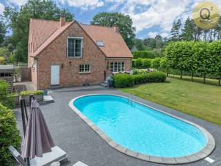 <p><strong><br />Neem direct contact op voor een individuele rondleiding!<br /><br />Ruime villa met EPC label 'B' en verwarmd zwembad, ideaal gelegen in een uiterst rustige en groene omgeving. Vlak bij het bos, met het centrum van Zoersel, winkels en scholen op slechts enkele minuten.<br /><br /></strong>Bent u op zoek naar ruimte, luxe en uitzonderlijk wooncomfort in een rustige omgeving? Deze volledig gerenoveerde, instapklare villa biedt een perfecte combinatie van hoogwaardige afwerking, energiezuinigheid en een indrukwekkende bewoonbare oppervlakte van maar liefst meer dan 350m². Gelegen in een residentiële villawijk en omringd door groen, geniet u hier van maximale privacy en een permanent vakantiegevoel.<br />De villa beschikt over 4 ruime slaapkamers, 2 stijlvolle badkamers en een royale leefruimte met overvloedige lichtinval. Aansluitend aan de villa bevindt zich een ruim loungeterras van bijna 50 m², ideaal om te ontspannen of gasten te ontvangen. <br />Op het prachtige perceel van 2.152 m² vormt het luxueuze poolhouse bij het verwarmde zwembad zonder twijfel de absolute blikvanger. Dit veelzijdige bijgebouw is afgewerkt met oog voor detail en uitgerust met alle comfort: een gezellige zithoek met tv, een sfeervolle houtcassettehaard, een eigen bar, een bureau, een sauna, een douche en een toilet. <br />Verder beschikt het eigendom over een carport en een fraai aangelegde tuin.<strong><br /><br />Indeling van de villa</strong></p>
<p><strong>Gelijkvloers:</strong> U betreedt de woning via een royale inkomhal, die toegang biedt tot zowel de leefruimte als de inpandige garage. De lichtrijke woonkamer met eetkamer vloeit naadloos over in de aangrenzende, volledig geïnstalleerde keuken, die praktisch is ingericht met ruimte voor maar liefst twee eettafels. Achter de ruime garage bevindt zich een handige wasplaats/bijkeuken, volledig uitgerust met maatwerk ingemaakte kasten. Veiligheid staat hier centraal: zowel de voor- als achter veiligheidsdeur zijn uitgerust met een meerpuntssluiting.</p>
<p><strong>Eerste verdieping:</strong> De nachthal – net als nagenoeg de hele woning voorzien van een warme eiken parketvloer – leidt naar de gigantische master bedroom met dressing en een luxueuze ensuite badkamer (voorzien van zowel ligbad als douche). Daarnaast beschikt deze verdieping over nog twee grote slaapkamers en een tweede, aparte vernieuwde badkamer (voorzien van zowel ligbad als inloopdouche). In het aanwezige thuiskantoor bevindt zich de vaste trap naar het volgende niveau.</p>
<p><strong>Tweede verdieping (bewoonbare zolder):</strong> Hier bevindt zich de vierde, volwaardige slaapkamer, ingemaakte kasten én een eventuele studeer/game-room. Een ideale ruimte voor hobby, ontspanning of als tienerkamer.</p>
<p><span>Vernieuwd de laatste 3 jaren:</span></p>
<ul>
<li>Dak en afwerking (2023)</li>
<li>Velux ramen (2023)</li>
<li>Garagepoort (2026)</li>
<li>Zonneluifel (2026)</li>
<li>Zonnepanelen (2023)</li>
<li>Batterij (2023)</li>
<li>Laadpaal (2023)</li>
<li>Veiligheidsdeur voor en achter (2023)</li>
<li>Onderdak poolhouse (2026)</li>
</ul>
<br />
<p><span>Bijzonderheden:</span></p>
<ul>
<li>Elektrische rolluiken</li>
<li>Stijlvolle ingemaakte kasten</li>
<li>Eiken vloeren</li>
<li>Terras ca 50m²</li>
<li>Volledig omheind en aangelegde tuin</li>
<li>Automatische poort vooraan het perceel</li>
<li>Extra afsluithekken aan de zijkant van het huis</li>
<li>Carport</li>
<li>Verwarmd zwembad</li>
<li>Elke kamer heeft UTP-kabel</li>
</ul>
<br />
<p><span>Poolhouse:</span></p>
<ul>
<li>Bureau</li>
<li>Sauna</li>
<li>Doucheruimte</li>
<li>Toilet</li>
<li>Bar</li>
<li>TV-hoek</li>
<li>OH</li>
<li>Eigen verwarmingsketel</li>
</ul>
<br />
<p><strong>Kortom: een exclusieve, instapklare droomvilla op een toplocatie waar luxe, rust en modern wooncomfort samenkomen.</strong><br /><br />EPC Label 'B'<br />Wug, Vg, Gvkr, Gmo, Vv</p>