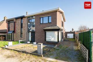 In een rustige en aangename woonwijk bevindt zich deze verzorgde halfopen bebouwing.Deze energetisch te optimaliseren woning beschikt over een ruime...