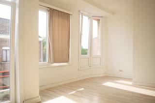<p><span>Karaktervol Art Deco-gebouw met twee verhuurde appartementen met uitbreidingsmogelijkheid.</span></p><p><span>Dit unieke Art Deco-gebouw vormt een interessante investeringsopportuniteit. De twee appartementen aan de rechterzijde van het gebouw zijn momenteel verhuurd. Bovendien werden alle ramen ongeveer vijf jaar geleden vernieuwd.</span></p><p><span>Beide appartementen beschikken over een eigen ingang en elk appartement omvat één slaapkamer.</span></p><p><span>Appartement gelijkvloers rechts</span></p><p><span>Via de inkomdeur op de hoek van het gebouw betreedt u dit appartement. Het beschikt over een aangename leefruimte, een aparte slaapkamer en een keuken. Achter de keuken bevinden zich de douche en het toilet. Voor dit appartement is een conformiteitsattest voor verhuur aanwezig.</span></p><p><span>Appartement eerste verdieping rechts</span></p><p><span>Dit appartement heeft een afzonderlijke toegang langs de Tiensestraat en is bereikbaar via een eigen trap. De woonruimte is ruimer opgevat en sluit aan op een afzonderlijke, volledig ingebouwde keuken. Verder beschikt het appartement over een aparte slaapkamer en een badkamer met douche en toilet.</span></p><p><span>Zolder met potentieel</span></p><p><span>De zolderruimte is momenteel niet ingericht als woonruimte, aangezien enkel de vloer werd geïsoleerd. Dankzij de beschikbare oppervlakte biedt deze verdieping echter interessante mogelijkheden voor een toekomstige uitbreiding van het appartement op de eerste verdieping, mits de nodige vergunningen.</span></p><p><span>EPC</span></p><ul><li><span>Appartement eerste verdieping: 609 kWh/m² per jaar </span></li></ul><p><span>Een pand vol authentieke Art Deco-elementen, met twee verhuurde wooneenheden, een stabiel rendement en bijkomend ontwikkelingspotentieel. Ideaal voor investeerders die op zoek zijn naar karakter en toekomstmogelijkheden.</span></p>