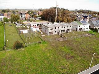 In een familievriendelijke wijk in Gistel realiseert Danneels een verfijnde gezinswoning in hedendaags landelijke architectuur op het lot 5.<br /><br />Deze woning heeft een open woonkamer met afgewerkte eilandkeuken, een garage, 4 ruime slaapkamers, ingerichte badkamer, veel bergruimte en een zuid gerichte omheinde tuin met terras.<br /><br />Het is een zeer energiezuinige woning, uitgerust met geothermische warmtepomp, vloerverwarming, ventilatie met warmterecuperatie en zonnepanelen.<br /><br />Danneels werkt jouw nieuwe thuis sleutel-op-de-deur voor je af, incl. terras, oprit en tuinomheining. Voor een vaste prijs en tegen een afgesproken einddatum. Jij kiest de keuken- en badkamerinrichting, vloer- en wandtegels bij onze partners. Onze klantenbegeleider staat voor je klaar met advies op maat. 