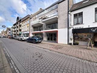Dit pand, gelegen in de bruisende Ooststraat, bevindt zich te midden van talrijke gevestigde handelszaken en geniet van een sterke visibiliteit...