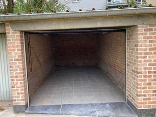 Te huur te GENT, buurt Sint-Pietersstation : volledig vernieuwde garage met nieuwe sectionaalpoort.Stopcontacten en verlichting aanwezig.Mogelijkheid...