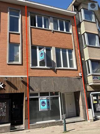 <p><span>ZEER GOED GELEGEN INVESTERINGSPAND TE NINOVE</span></p><p><span>Richtprijs : 299.000 euro</span></p><p><span> </span></p><p><span>Zeer goed gelegen investeringspand in de nabijheid van station en het centrum.</span></p><p><span>Op het gelijkvloerse verdiep is er een handelspand van +- 75 m².</span></p><p><span>Op de eerste verdieping is er een zeer ruime lichtrijke living met een terrasje achteraan, een keuken en een berging.</span></p><p><span>Op de tweede verdieping zijn er 3 kamers en een badkkamer met lavabo en bad.</span></p><p><span>Er is een aparte douchekamer.</span></p><p><span>Het Epc attest is E.</span></p><p><span>Electriciteit is conform tot 2047.</span></p><p><span> </span></p><p><span>Aarzel niet en bel 0475/51.40.73 of email info@svena.be.</span></p><p><span>Stedenbouwkundig uittreksel/inlichtingen in aanvraag!</span></p><p><span>Deze gegevens zijn louter informatief en wij kunnen niet aansprakelijk gesteld worden voor eventuele onjuistheden.</span></p><p><span>De bewoonbare oppervlakte is slechts indicatief.</span></p><p><span> </span></p>