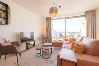 Appartement d'une chambre extrêmement bien aménagé. Ce sublime appartement nouvellement construit est proposé meublé et comprend un espace de vie spacieux et lumineux, une cuisine ouverte avec un îlot, une chambre avec salle de bains attenante, des toilettes séparées, un débarras et une terrasse ensoleillée. Ce magnifique projet est situé juste à la périphérie d'Ostende, à proximité de l'église Onze-Lieve-Vrouw-Ter-Duin. Un design intemporel avec une attention particulière pour votre confort de vie. Toutes les techniques et tous les conforts modernes tels que le chauffage par le sol, le système de ventilation automatique, etc. sont présents.<br /><strong>Ne peut être loué qu'en tant que résidence secondaire.</strong><br />Avance de 50 EUR sur les frais de syndic.<br />EPC = 29