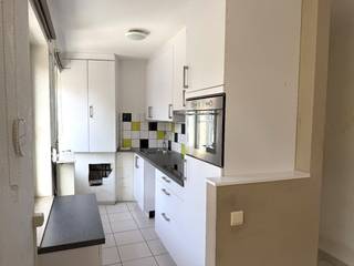 Dit appartement is gelegen op de eerste verdieping van een gebouw met 3 appartementen.<br />Gemeenschappelijke inkomhal met traphal naar het appartement en de kelderverdieping.<br /><br />INDELING: <br />x inkomhal met vestiaire; <br />x woonkamer; <br />x keukenhoek met koelkast, inbouwoven en kookplaat met afzuiging; <br />x badkamer met douche, lavabo en toilet; <br />x 2 slaapkamers, waarvan één met een klein terrasje achteraan.<br />x in de kelderverdieping een ruime berging.<br /><br />Het appartement is onmiddellijk beschikbaar bij akte.<br /><br />Ook interessante investering voor verhuur!<br /><br />INTERESSE? Maak telefonisch een afspraak voor bezichtiging op het nummer 012 23 00 23 of mail uw vragen aan roland@immo-leroi.be.