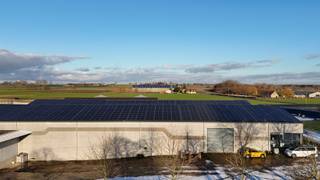 De totale oppervlakte van de loods is 2904 m², benaderende afmetingen: 44m x 66m.De loods is gelegen te Koekelare en bestaat uit: burelencomplex...