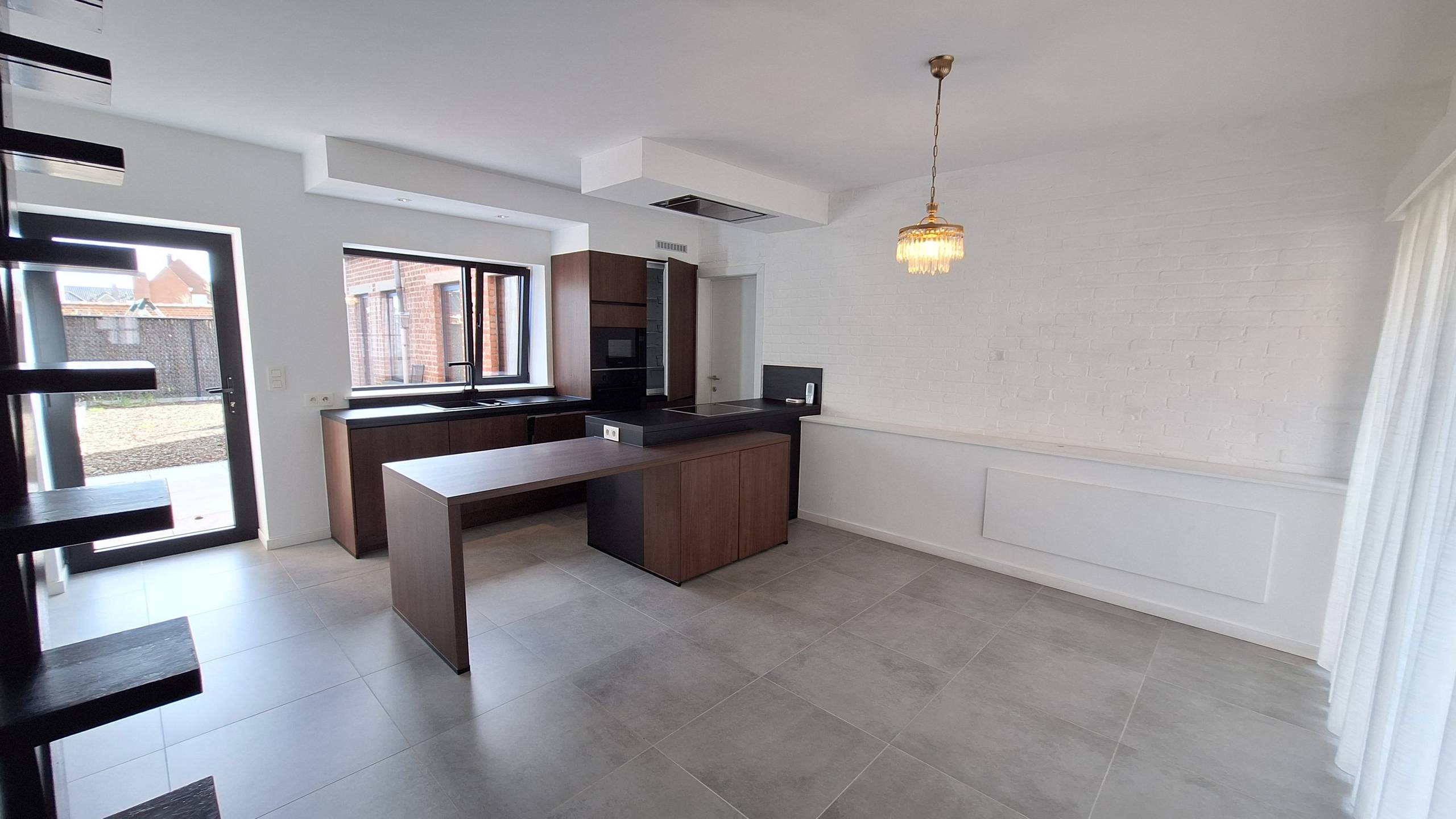 Instapklare rijwoning met 2 slaapkamers, terras met tuinperkje en kleine garage in een rustige straat in het hartje van Poperinge. - foto 4