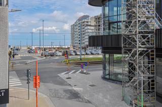 Centraal gelegen appartement met zijdelings zeezicht in het commercieel centrum. Indeling: Inkomhal met toilet. Lichtrijke leefruimte met toegang...