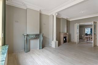 Charmante woning te Mechelen, vol authentieke elementen zoals glas-in-lood, hoge plafonds en sierlijke schouwen. De royale leefruimte met...