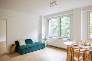Op de tweede verdieping van een verzorgd gebouw, op een absolute toplocatie in Leuven, bevindt zich dit lichtrijke hoekappartement met twee slaapkamers. Je woont hier in het hart van de stad, op korte afstand van het station, UZ Gasthuisberg en tal van winkels, restaurants en andere voorzieningen.<br /><br />Het appartement werd in 2026 gerenoveerd en is volledig instapklaar. De aangename leefruimte baadt in het licht dankzij de grote raampartijen en de gunstige oriëntatie. De nieuwe, volledig uitgeruste keuken sluit mooi aan bij de leefruimte. Verder beschikt het appartement over twee volwaardige slaapkamers en alle nodige comfort.<br /><br />Ook op energetisch vlak zit je hier goed: het appartement beschikt over een gunstig EPC B en een conforme elektrische installatie.<br /><br />Als extra troef is er een inpandige fietsenstalling aanwezig in het gebouw en zijn er autostaanplaatsen voor de bewoners.<br /><br />Dankzij de combinatie van licht, ruimte, een recente renovatie en een uitstekende ligging is dit appartement een mooie opportuniteit voor zowel eigen bewoning, studerende kinderen als investering.<br /><br />Interesse? Contacteer ons voor een bezoek ter plaatse.