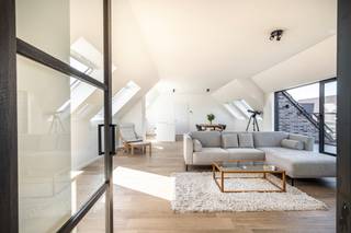 <p><strong>Nieuwbouw appartement met 3 slaapkamers in het hart van Zoersel</strong></p>
<p>Ontdek dit <strong>prachtig nieuwbouwappartement</strong>, ideaal gelegen in het <strong>dorpscentrum van Zoersel</strong>, op <strong>wandelafstand van winkels, scholen, horeca en openbaar vervoer</strong>. Hier geniet u van een perfecte combinatie van <strong>rust, comfort en een centrale ligging</strong>.</p>
<p>Het appartement heeft een <strong>bewoonbare oppervlakte van ca. 150 m²</strong> en werd doordacht ingedeeld met oog voor <strong>ruimte en licht</strong>. De <strong>ruime leefruimte met open keuken</strong> vormt het hart van de woning en geeft uit op een <strong>aangenaam terras</strong>, waar het heerlijk vertoeven is.</p>
<p>Verder beschikt het appartement over <strong>3 volwaardige slaapkamers</strong>, <strong>2 moderne badkamers </strong>met inloopdouche en lavabo, een <strong>praktische berging </strong>met extra opbergruimte, een <strong>apart gastentoilet</strong> én een <strong>ondergrondse parkeerplaats</strong>.</p>
<p>Dankzij de <strong>nieuwbouwkwaliteit</strong> geniet u van <strong>hedendaags wooncomfort</strong>, <strong>energiezuinigheid</strong> en een <strong>hoogwaardige afwerking</strong>.</p>
<p><strong>Extra troef:</strong> dit appartement kan aangekocht worden onder <strong>registratierechten</strong> in plaats van <strong>btw</strong>, wat een <strong>aanzienlijk financieel voordeel</strong> kan opleveren.</p>
<p>Bent u op zoek naar een <strong>instapklaar</strong>, <strong>ruim</strong> en <strong>centraal gelegen appartement in Zoersel</strong>? Dan is dit zonder twijfel een <strong>unieke opportuniteit</strong>.</p>