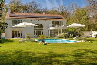 <p><span>Exclusive architect villa with pool in the prestigious Bellemond neighborhood</span></p><p><span>In the coveted </span><span>Bellemondwijk</span><span> in </span><span>s Gravenwezel</span><span>, you will find this </span><span>luxury architectural villa</span><span> designed by </span><span>John Bontinck</span><span>, where </span><span>light, space and privacy</span><span> are central. Surrounded by greenery and perfectly oriented, here you enjoy a unique living experience near </span><span>schools</span><span>, </span><span>stores</span><span> and </span><span>public transport</span><span>.</span></p><p><span>Upon entering, you are immediately immersed in a </span><span>vacation feeling</span><span>. </span><span> The impressive </span><span>living space</span><span> with </span><span>fireplace</span><span> and </span><span>parquet floor</span><span> is bathed in natural light thanks to the large windows and continuous volume. Inside and outside flow seamlessly together, with direct access to the </span><span>southwest facing terrace</span><span>, </span><span>landscaped garden</span><span> and </span><span>heated pool</span><span>.</span></p><p><span>The </span><span>designer kitchen with island</span><span> is fully equipped and offers stunning views of the greenery. A </span><span>shower room with outdoor access</span><span> completes the comfort.</span></p><p><span>Upstairs, the </span><span>loft</span><span> creates an open and airy feeling. The </span><span>master suite</span><span> with </span><span>dressing room and bathroom</span><span> is a truly private place. In addition, there are </span><span>3 full-size bedrooms</span><span> and a second </span><span>bathroom</span><span>.</span></p><p><span>The </span><span>garden without overlooking</span><span>, with several terraces and pool, is an oasis of tranquility. </span><span>Indoor garage for 2 cars</span><span> and spacious driveway available.</span></p><p><span>Advantages:</span></p><ul><li><span>Top architecture with maximum light</span><span> </span></li><li><span>Heated pool &amp; perfect orientation</span><span> </span></li><li><span>4 bedrooms, 2 bathrooms</span><span> </span></li><li><span>Underfloor heating, cast floors &amp; solar panels</span><span> </span></li><li><span>Favourable EPC: 164 kWh/m²</span><span> </span></li></ul><p><span> </span></p><p><span>Would you like to visit this exclusive home? Contact us at 036466655 or info@sinjoor.be.</span></p>