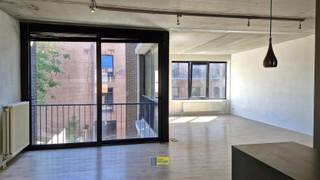 <p><span>Ruim appartement met 2 slaapkamers en hartje Borgerhout!</span></p><p><span>LIGGING: </span></p><p><span>Dit appartementsgebouw van 2008 met lift, is gelegen in de Canterbeke-site, een voormalige graandepot. </span></p><p><span>Je bent op wandel- en fietsafstand van het Centraal Station, Moorkensplein, Laar en het stadscentrum liggen een zucht verder.</span></p><p><span>Openbaar vervoer op enkele honderden meter, met de auto in een wip op singel en ring.</span></p><p><span>INDELING:</span></p><p><span>We komen dit appartement binnen in de inkomhal met apart toilet en cv berging, om vervolgens in een ruime leefruimte te komen met houten vloer. De grote raampartij geeft je enorm veel licht en zicht. Door deze schuiframen te openen, heb je een inpandig terras!</span></p><p><span>Een open en geïnstalleerde keuken met toestellen verruimt deze leefruimte nog extra. Aparte berging/wasplaats aanwezig. Aan de voorzijde van het appartement zijn er twee ruime slaapkamers waarvan een werd omgevormd tot half open bureau. Vervolgens is er nog een betegelde badkamer met lavabo, ligbad en bergkast.</span></p><p><span>Privatief keldertje en gezamenlijke fietsenberging.</span></p><p><span>KWALITEITEN:</span></p><p><span>> prima ligging</span></p><p><span>> ruim appartement met loft allure</span></p><p><span> </span></p>