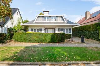 <p>Sommige huizen zijn helemaal af. Andere laten liever nog wat ruimte voor uw eigen ideeën. Deze vrijstaande woning in de gegeerde wijk Elsdonk behoort duidelijk tot die tweede categorie. Een karaktervolle woning met een stevige basis, verrassend veel ruimte en vooral heel wat mogelijkheden om er uw eigen droomhuis van te maken.</p>
<p>Bij het binnenkomen bevindt zich links een aparte ruimte die vandaag als bureau wordt gebruikt. Aan de andere zijde ligt de keuken. Van hieruit loopt u verder naar de ruime leefruimte achteraan. Dankzij de grote raampartijen geniet u hier van een mooi zicht op de tuin en ontstaat er een aangename verbinding tussen binnen en buiten.</p>
<p>Het slaapgedeelte bevindt zich een verdieping hoger. Hier wachten drie slaapkamers en twee badkamers op hun volgende bewoners. Een master bedroom, twee extra kamers en twee badkamers bieden alle ruimte voor een gezin, logees, thuiswerk of een hobby.</p>
<p>Ook praktisch heeft deze woning heel wat in petto. De grote kelder biedt een zee aan extra bergruimte en kan perfect dienstdoen als stockage-, hobby- of klusruimte. Daarnaast beschikt de woning over een garage en verharde oprit.</p>
<p>Buiten wacht een noordelijk georiënteerde tuin met heel wat mogelijkheden. Een groene plek om tot rust te komen, een speelruimte voor de kinderen of een gezellige plek voor een barbecue met vrienden: met een beetje creativiteit maak je er een fijne buitenplek van.</p>
<p>En dan is er natuurlijk de ligging. Elsdonk is een gegeerde, residentiële wijk in Edegem waar rust en bereikbaarheid mooi samenkomen. Scholen, winkels, parken en recreatie bevinden zich in de buurt, terwijl ook Antwerpen en Brussel vlot bereikbaar zijn.</p>
<p>Een woning met ruimte, karakter en vooral veel potentieel. Geen kant-en-klaar verhaal, maar een mooie basis voor wie graag zelf de lijnen uitzet en er stap voor stap een eigen thuis van maakt.<br /><br />Extra's: <br />- Toplocatie<br />- Garage<br />- Ruime leefruimte<br />- Vraagprijs is richtprijs<br /><br /><br />Dit pand is onderworpen aan de renovatieverplichting van de Vlaamse overheid voor residentiële gebouwen.<br />https://www.vlaanderen.be/een-huis-of-appartement-kopen/renovatieverplichting-voor-residentiele-gebouwen<br /><br />Wg, Gvkr, Vg, Gvv, Gmo, Geen overstromingsgevoelig gebied, geen worg</p>