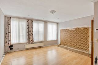 <strong>Gezinswoning met garage nabij Troonplaats<br /><br /></strong>Welkom in de <strong>Hof ter Bekestraat</strong>: een rustige en aangename straat in een van de meest geliefde buurten van Antwerpen. Vlakbij de <strong>Troonplaats</strong> en <strong>Hof van Leysen</strong>, bevindt zich deze woning in een ideale wijk voor gezinnen: kindvriendelijk, met gezellige pleintjes, scholen en winkels op wandelafstand. Dankzij de <strong>vlotte bereikbaarheid</strong> met zowel openbaar vervoer als invalswegen, combineert deze locatie het beste van twee werelden: <strong>rustig wonen in de stad</strong>.<br /><br />De woning zelf biedt een solide basis en heel wat potentieel voor wie op zoek is naar een renovatieproject met ruimte en structuur.<br /><br /><strong>Indeling</strong>:<br />- <strong>Gelijkvloers</strong>: ruime <strong>inpandige garage</strong> met sectionale poort, voldoende plaats voor een wagen en extra opbergruimte<br />- <strong>Eerste verdieping</strong>: gezellige leefruimte / eetkamer met keuken<br />- <strong>Tweede verdieping</strong>: twee slaapkamers en een badkamer<br />- <strong>Derde verdieping</strong>: twee extra slaapkamers<br /><br />De woning biedt een solide basistructuur en de mogelijkheid om ze volledig naar eigen smaak en comfort te renoveren. Met haar centrale ligging, garage, en gezinsvriendelijke omgeving, is dit een echte kans om een thuis te bouwen in een buurt die blijft groeien in waarde.