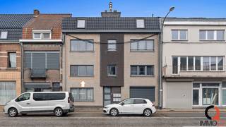 Instapklaar en energiezuinig duplex appartement met groot terras gelegen in het centrum van Leopoldsburg, bestaande uit:+ Gastentoilet met...