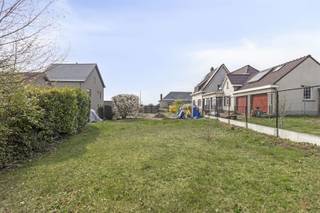 <p>Ontdek dit ruim bouwperceel van 904 m², gelegen in de Watermolenstraat 101A te Geraardsbergen. Dit perceel biedt een uitstekende opportuniteit voor wie wil bouwen in een rustige en met uitzicht op een groene omgeving.</p><p>Dankzij de grootte en ligging is het perceel perfect geschikt voor het realiseren van een vrijstaande woning, met voldoende ruimte voor tuin en privacy.</p><p>Een ideale kans voor wie op zoek is naar een mooie bouwgrond met tal van mogelijkheden!</p><p><span>Contact.</span><br />Interesse? Neem contact op met Els:<br />0496 10 65 76 of els@heritagevastgoed.be</p>