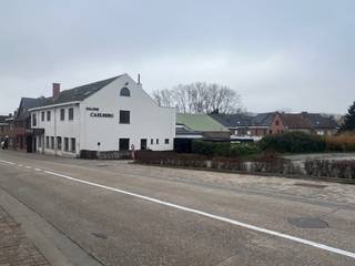 Dit onroerend goed omvat een perceel grond met een totale oppervlakte van ca 1.853 m².Op deze grond is een feestzaal met appartement gebouwd, gekend...