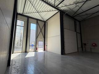<span>Nieuwbouw KMO unit van 338m² gelegen op een zicht locatie van op de A12! De opslagruimte beschikt over een vrije hoogte van 7 meter een sectionale poort. Het is perfect mogelijk om een kantoorruimte in de unit te maken. Alle units worden afgewerkt naar de laatste normering. 2 parkeerplaatsen inbegrepen. Uitstekende bereikbaarheid door locatie tussen Antwerpen en Brussel.</span>