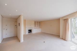 <p><span>Appartement met uniek uitzicht op parkdomein “Wilaard” nabij het centrum van Kapellen!</span></p><p><span> </span></p><p><span>Ontdek dit exclusief appartement van ca. 178 m², gelegen in een prachtig en rustig parkdomein op een steenworp van het centrum van Kapellen. Dit ruime en lichtrijke appartement beschikt o.a. over een leefruimte, eetkamer, volledig uitgeruste keuken, drie slaapkamers, twee ingerichte badkamers en twee ruime terrassen met adembenemend zicht op het groen.</span></p><p><span> </span></p><p><span>De toegang tot het domein verloopt via een automatische poort, gevolgd door een lange oprijlaan naar het appartementsgebouw, waar ruime parkeergelegenheid voorzien is. De centrale inkomhal met trap en lift biedt vlotte toegang tot het appartement.</span></p><p><span> </span></p><p><span>INDELING</span></p><p><span> </span></p><p><span>Op de gelijkvloerse verdieping bevindt zich de inkomhal voorzien van een gastentoilet. Vanuit de inkomhal heeft u toegang tot de lichtrijke leefruimte met open haard. Deze biedt directe toegang tot het terras (voorzien van zonneluifels) met een prachtig uitzicht op het parkdomein. Aansluitend bevindt zich de eetkamer en een volledig uitgeruste keuken, voorzien van een koelkast met vriesvak, keramisch kookvuur met dampkap, vaatwasser en een dubbele spoelbak. Verder zijn er op deze verdieping twee slaapkamers, waarvan één momenteel is ingericht als bureau, en een ingerichte badkamer.</span></p><p><span> </span></p><p><span>Op de eerste verdieping bevindt zich een royale slaapkamer met een ensuite badkamer en toegang tot het dakterras, waar u kan genieten van een indrukwekkend uitzicht over het domein. </span></p><p><span> </span></p><p><span>In de ondergrondse garage beschikt het appartement over een privatieve autostaanplaats (optioneel mee aan te kopen voor € 20.000), evenals een praktische kelderberging (inbegrepen in de vraagprijs).</span></p><p><span> </span></p><p><span>Bijzonderheden:</span></p><p><span>- Recent vernieuwd aan het gebouw: dak, terrassen en videofoons</span></p><p><span>- Gelegen op een gegeerde locatie, midden in een rustige en groene omgeving, maar toch vlak bij het centrum van Kapellen. </span></p><p><span>- De grote raampartijen en ruime terrassen zorgen voor een uitzonderlijk wooncomfort met een schitterend zicht op het park. </span></p><p><span>- Kelderberging aanwezig </span></p><p><span>- Ondergrondse autostaanplaats aanwezig (optioneel mee aan te kopen voor € 20.000)</span></p><p><span>- Het appartement heeft een EPC C-label en is asbestveilig. </span></p><p><span>- De vermelde oppervlaktes zijn indicatief en gebaseerd op het EPC.</span></p><p><span> </span></p>