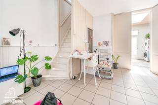 woning op wandelafstand van de Grote Markt en de vernieuwde winkelstraat van Sint-Niklaas. Recht tegenover de woning ligt het Jef Burmpark, ideaal voor ontspanning en groen uitzicht.Gelijkvloers met leefruimte, ingerichte keuken, badkamer (douche, lavabo en toilet), terras en kelder.Op de eerste verdieping bevinden zich 2 slaapkamers.De woning is overal voorzien van dubbele beglazing en combineert een centrale ligging met praktisch wooncomfort.Ideaal voor starters, koppels of als investering.