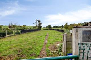 <p><span>Midden in een groene oase van rust, strategisch gelegen op een centrale doch rustige locatie, in een aangename woonomgeving en nabij belangrijke invalswegen, zijn wij verheugd deze woning op slechts 20 minuten van Leuven te koop aan te bieden. Het eigendom is gelegen op een mooi georiënteerd perceel van maar liefst 1.058 m².</span></p><p><span>Deze op te frissen woning met een nuttige bewoonbare oppervlakte van 206 m² omvat op het gelijkvloers een inkomhal, een lichtrijke en gezellige leefruimte en een ingerichte keuken die op haar beurt toegang verleent tot de leefveranda, die mogelijkheden biedt om naar eigen smaak te vernieuwen en in te richten.</span></p><p><span>Verder beschikt deze vrijstaande woonst op het gelijkvloers over een praktische wasruimte en een recent vernieuwde badkamer.</span></p><p><span>De eerste verdieping telt een overloop, twee volwaardige slaapkamers en een tweede ingerichte badkamer.</span></p><p><span>Hogerop, op de tweede verdieping, bevindt zich een ruime zolderkamer die nog volledig naar eigen wens ingericht kan worden.</span></p><p><span>Voorts beschikt dit eigendom over een ruime garage en een onderhoudsvriendelijke tuin waar het heerlijk genieten is van een permanent vakantiegevoel in eigen land.</span></p><p><span>Tot slot omvat deze woning nog ruime kelders, ideaal om al uw spullen een praktische opbergplaats te geven.</span></p><p><span>De gezellige tuin met veel privacy, het goed georiënteerde perceel, de centrale doch rustige ligging en de situering in een aangename woonomgeving zijn onmiskenbare troeven!</span></p><p><span>Kortom, deze vrijstaande woning in een landelijke en groene woonomgeving is zeker een bezoek waard en biedt tal van mogelijkheden om er uw eigen thuis van te maken. Een mooie opportuniteit voor wie op zoek is naar ruimte, rust en bereikbaarheid!</span></p><p><span> </span></p>