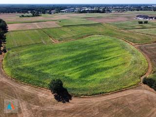 <strong>Mooi gelegen landbouwgrond van 3 ha 15 a 85 ca te Rijkevorsel, ter streke "Aertsbolheide"</strong>. Dit perceel biedt een uitstekende landbouwkundige ligging en is geschikt voor akkerbouw, grasland, boomkwekerij en diverse andere teelten. Gelegen in herbevestigd agrarisch gebied en vlot bereikbaar via de Merenloopweg.<br /><br /><strong>Vrij van pacht vanaf 31 december 2027</strong>. Een interessante opportuniteit voor landbouwers of investeerders die op zoek zijn naar een perceel van aanzienlijke oppervlakte in een sterke agrarische omgeving. Contacteer Aertsen Makelaars voor meer informatie.