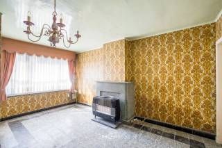 Op een centrale ligging in Lokeren bevindt zich dit ruime pand met een grondoppervlakte van maar liefst 508 m². Dankzij de interessante gevelbreedte en de beschikbare ruimte biedt dit eigendom heel wat mogelijkheden voor wie op zoek is naar een renovatieproject met potentieel.<br />De woning beschikt over 192 m² bewoonbare oppervlakte, waardoor je hier al over een ruime basis beschikt. Tegelijk biedt de woning nog heel wat mogelijkheden om de bestaande ruimtes verder te renoveren, uit te breiden of volledig naar eigen wensen in te richten.<br />Het pand beschikt over een EPC-label F, waardoor de renovatieplicht van toepassing is. <br />Ben je op zoek naar een ruim renovatieproject met een interessante grondoppervlakte en veel potentieel? Dan is dit pand zeker het bekijken waard. Contacteer ons gerust voor meer info of een bezoek.