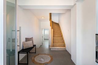 <p><strong>Vernieuwde energiezuinige woning in Mechelen met oprit, 3 slaapkamers, garage en zonnige tuin.</strong><br /><br />Op wandelafstand van het station van Muizen vindt u deze stijlvolle gerenoveerde woning. <br />Dankzij de nabijheid van belangrijke invalswegen, scholen, openbaar vervoer en lokale handelaars, combineert deze woning een centrale ligging met verrassend veel ruimte en comfort.<br /><br />De woning werd in 2026 volledig en kwalitatief gerenoveerd en is helemaal klaar voor zijn nieuwe bewoners.<br /><br />Op het gelijkvloers kom je binnen in de inkomhal, met toegang tot een apart gastentoilet, een ruime wasruimte en maar liefst twee garages van ca. 21 m². Ideaal voor wagens, fietsen, extra bergruimte of een hobbyruimte.<br /><br />Een verdieping hoger bevindt zich de ruime en lichtrijke leefruimte, met aansluitend een aparte, volledig geïnstalleerde keuken met toegang tot het balkon. Ook de badkamer bevindt zich hier en werd modern ingericht met een douche, lavabo, enkele lavabo en toilet.<br /><br />Op de tweede verdieping wachten drie aangename slaapkamers, elk met voldoende ruimte. <br /><br />Ook buiten heeft deze woning heel wat te bieden. Je geniet er van een gezellige buitenruimte met een handige achterpoort die rechtstreeks toegang geeft tot de achterliggende Karolingenstraat.</p>
<p><strong><br />Kortom: een instapklare, moderne woning met ruimte, comfort én een uitstekende ligging.</strong></p>
<p><br />Interesse om deze woning zelf te ontdekken? Neem contact met ons op via 015 68 26 08 of info@imperiavastgoed.be en plan je bezoek!</p>