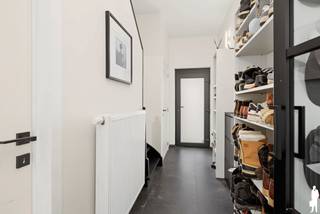 Aan een aangename, groene straat, recht tegenover het <strong>rustgevende Park de Middenvijver,</strong> bevindt zich deze recent <strong>totaalgerenoveerde </strong>woning. Dankzij het open parkzicht geniet de woning van een uitzonderlijk gevoel van ruimte en groen, zonder directe overburen.<br /><br />De combinatie van een rustige woonomgeving en een vlotte <strong>verbinding </strong>met de stad maakt deze locatie bijzonder aantrekkelijk. Het stadscentrum is snel bereikbaar met de fiets, tram of veerboot, terwijl winkels, supermarkten, scholen en andere dagelijkse voorzieningen zich vlakbij bevinden.<br /><br />De woning onderging een grondige totaalrenovatie, waarbij <strong>kwaliteit</strong>, comfort en een hedendaagse uitstraling centraal stonden. Lichtrijke leefruimtes, een stijlvolle afwerking en een groene tuin maken het geheel volledig instapklaar.<br /><br />Gelijkvloerse verdieping<br />- Ruime inkomhal met voldoende plaats voor jassen en schoenen<br />- Afzonderlijk <strong>gastentoilet</strong><br />- Glazen deur naar de lichtrijke en modern afgewerkte leefruimte<br />- <strong>Open </strong>keuken met hedendaagse uitstraling en alle nodige comfort<br />- Aangename eet- en zithoek met een mooie verbinding tussen de verschillende leefruimtes<br />- Praktische, <strong>geïntegreerde </strong>berging<br />- Groot schuifraam met rechtstreeks zicht op en toegang tot de <strong>tuin</strong><br />- Veel natuurlijke lichtinval en een sterk gevoel van binnen-buitenleven<br /><br />Eerste verdieping<br />- Twee <strong>volwaardige </strong>slaapkamers<br />- Stijlvolle badkamer voorzien van: ligbad, inloopdouche, en dubbele wastafel<br /><br />Tweede verdieping<br />- <strong>Royale </strong>masterbedroom met een aangename, private sfeer<br />- Maatwerk met ingemaakte kasten voor veel opbergruimte<br /><br />Tuin<br />- Een <strong>groene </strong>en uitgestrekte tuin, een heerlijke plek voor lange zomeravonden, een rustig ontbijt of gezellige momenten<br /><br />Algemeen<br />- Recent en grondig totaalgerenoveerde woning<br />- Hoogwaardige en <strong>hedendaagse </strong>afwerking<br />- EPC-label B<br />- <strong>Conforme </strong>elektrische keuring<br />- Open en <strong>groen </strong>uitzicht op Park de Middenvijver<br />- Uitstekende verbinding met het stadscentrum<br />- Een uitzonderlijke combinatie van groen en stadsleven<br /><br />Een instapklare buitenkans voor wie ruimte, kwaliteit en bereikbaarheid wil verenigen met rust en groen. Graag een bezoek? Contacteer ons via waasland@deboerenpartners.be of bel naar 03.377.55.00