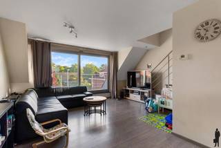 <strong>Duplex</strong> appartement op de tweede verdieping in het <strong>centrum van Essen</strong>, <span>dichtbij winkels, scholen, station en openbaar vervoer!<br /><br /><strong>Huurprijs: 750 Euro per maand</strong><br /><strong>+ 45 euro gemeenschappelijke kosten</strong><br /><strong>Huurwaarborg = 3 maanden huur</strong><br /><br /><br />Dit appartement is op het gelijkvloers voorzien van:<br />- Een inkom<br />- Een apart toilet met handenwasser<br />- Een leefruimte met <strong>toegang tot het terras</strong><br />- Een lichtrijke keuken uitgerust met een combi-oven, keramische plaat, vaatwasser, koelkast en <strong>met toegang tot het tweede terras</strong><br />- Een <strong>wasplaats/berging</strong><br /><br />De verdieping is voorzien van:<br />- Een slaapkamer met <strong>airco</strong><br />- Een badkamer met douche en lavabo<br /><br />Algemeen:<br />- Een <strong>elektrisch zonnescherm</strong><br />- Airco in de slaapkamer<br />- Ventilatie<br />- <strong>Gemeenschappelijke kosten: 45 euro per maand</strong><br />- Beschikbaar in overleg met de huurster<strong><br /></strong><br /></span>