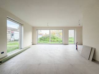 BEZOEK DEZE MOOIE NIEUWBOUWWONING (half open bebouwing) op aangename en rustige ligging in Torhout!Met de 4 slaapkamers en een perceeloppervlakte van...