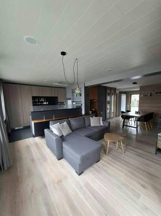 Deze goed onderhouden bungalow combineert comfortabel wonen met een uitstekende bereikbaarheid. De woning beschikt over één ruime slaapkamer...