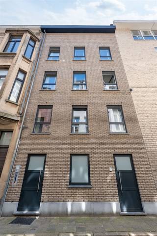 <p><span>Dit studentengebouw is gelegen in de Universiteitsbuurt van de Universiteit Antwerpen en omvat 4 studentenstudio's en 3 studentenkamers. </span></p><p><span> </span></p><p><span>De studentenstudio's beschikken over een eigen keuken en badkamer, de studentenkamers delen een keuken maar hebben wel hun eigen badkamer.</span></p><p><span> </span></p><p><span>Huuropbrengst voor academiejaar 2026-2027: €55.200/jaar.</span></p><p><span> </span></p><p><span>Voor meer informatie kan u steeds contact opnemen via hello@peppertree.be. </span></p><p><span> </span></p><p><span> </span></p>