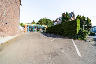 Teruggelegen aan de Rue Provinciale beschikt dit commercieel gelijkvloers over een goede zichtbaarheid vanaf de hoofdas, in een rustige omgeving...