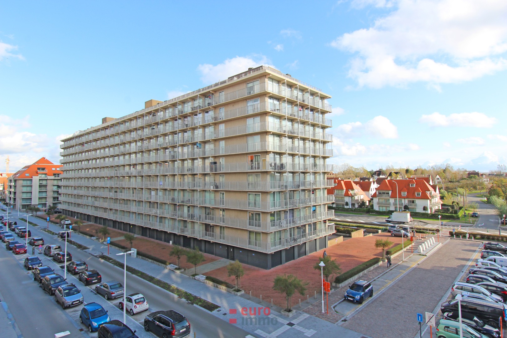 Overdekte parkeerplaatse te huur op jaarbasis, centraal gelegen te Nieuwpoort-Bad.Gelegen op verdieping -2.Breedte = 2,40 mDiepte = 5,25 m