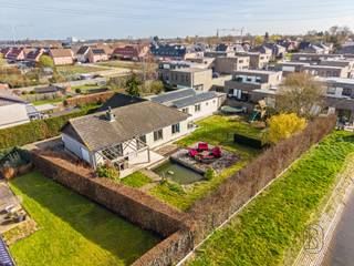 Te koop: rustig gelegen gelijkvloerse open bebouwing met 3SLK, CARPORT en TUIN!In een rustige buurt in Izegem, bevindt zich deze gelijkvloerse...
