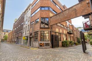 Het kantoor te koop in Antwerpen beschikt over een ruime open werkruimte met functionele eilandopstelling, ideaal voor een moderne en dynamische werkomgeving. Daarnaast is er een afzonderlijk bureau, dat volledig is afgezonderd van de open werkplekken en daardoor perfect geschikt is voor een directie-, privé- of concentratieruimte.<br /><br />Verder beschikt het kantoor over een aparte vergaderruimte, ideaal voor overleg met collega's, klanten of partners. De aanwezige keuken zorgt voor het nodige comfort tijdens de werkdag.<br /><br />Een belangrijke extra troef is de ruime kelder, die bijzonder geschikt is als opslagruimte voor archief, materiaal of andere kantoorbenodigdheden.<br /><br />Troeven. <br /> - Gelegen in het centrum van Antwerpen <br />- Rustige ligging in het Hessenstraatje<br />- Ruime kelder met veel opslagmogelijkheden <br />- Ideale combinatie van centrale ligging, ruimte en rust <br /><br />Een veelzijdig kantoor met een praktische indeling en een uitstekende ligging voor wie centraal in Antwerpen wil werken zonder in te boeten aan rust en comfort.<br /><br />Dit kantoor te koop wordt aangeboden voor een prijs van 299.000 euro. <br />Bent u geïnteresseerd in een appartement of woning te koop in Antwerpen? Aarzel dan niet om ons te contacteren. <br />Had u graag uw eigen eigendom te koop aangeboden contacteer ons dan voor een vrijblijvende schatting, telefonisch op het nummer 03/206.76.76 of per mail naar antwerpen@dewaele.com. <br /><br />Ook voor alle andere vragen omtrent vastgoed kan u steeds bij ons kantoor te Antwerpen terecht!<br /><br />Bestuursmaatregelen in het maatregelenregister: nee