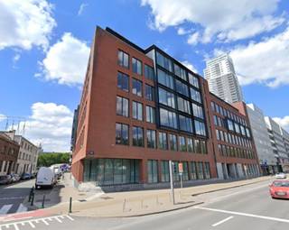 Het gebouw "Waterside" is gelegen op de hoek van de Willebroekkaai, Dijlestraat en Akenkaai. Het maakt deel uit van de herontwikkeling van de Kanaalzone met het wooncomplex Upside, het Kanaalmuseum, enz. Waterside is zeer vlot bereikbaar dankzij een unieke ligging: 500 m van Gare du Nord, 5 minuten wandelen van het metrostation IJzer, 1 minuut van de bushalte. Dit gebouw bestaat uit een gelijksvloer en 5 verdiepingen tussen 1500 en 2060m² per verdieping, met een totaal van 11.399m². Zeer lichte dienbladen met verschillende aangrenzende terrassen. Het gebouw heeft ook ondergrondse parkeergarages (1.500 €/plaats/jaar excl.balastingen), parking voor fietsen (200 €/plaats/jaar)en archieven van 125 m² en 354 m² (100 €/m²/jaar).<br />Oppervlakte: 1.709 m²