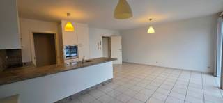 Dit lichtrijk appartement op de 2de verdieping met 2 slaapkamers, staanplaats en terras bevindt zich in het rustige centrum van Kapelle op den Bos...